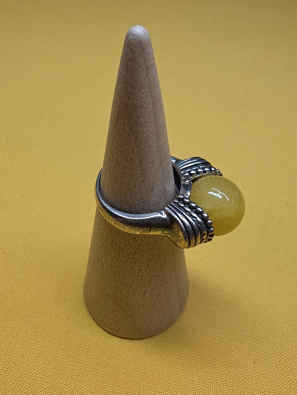 Vintage 925 Ring ▪︎ Round Vibrant Yellow Jade Gemstone ▪︎ Very Unique!